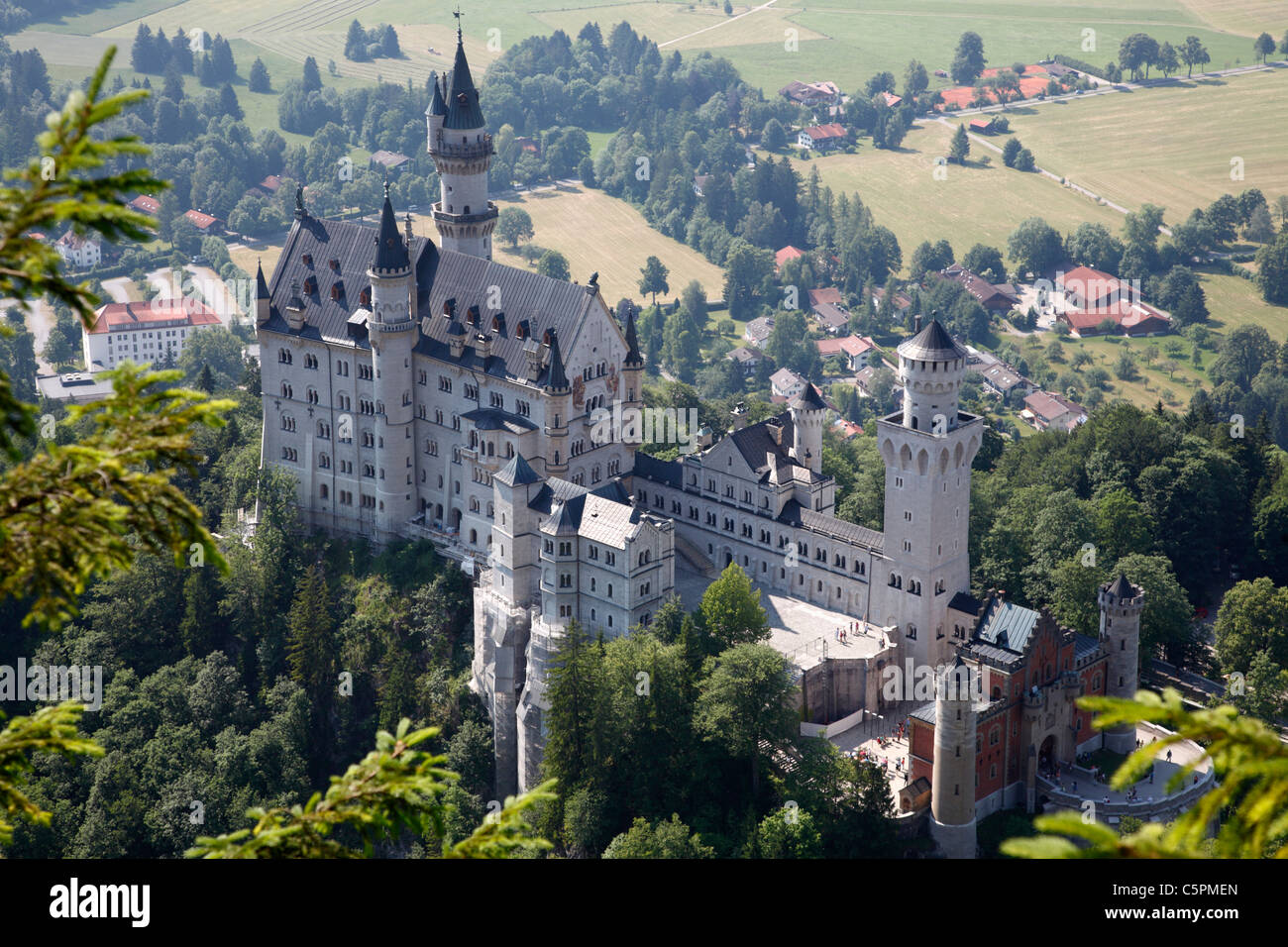 Il Castello di Neuschwanstein a Schwangau, Baviera in Germania. Ostallgäu. Allgäu Alpi. Angolo alto. Foto Stock