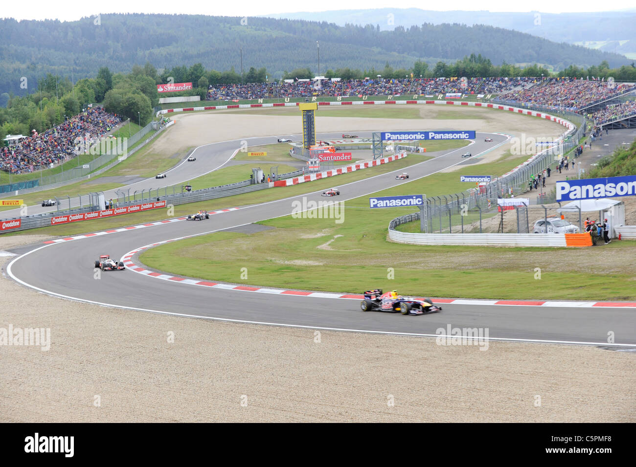 Auto di Formula Uno gara attraverso la curva Dunlop al Nürburgring durante il tedesco di Formula One Grand Prix 2011 Foto Stock