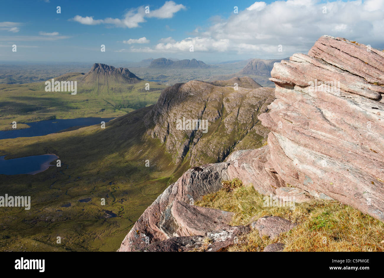 Vista di Stac Pollaidh e Suilven da Sgurr un Fhidhleir, Coigach, Ross and Cromarty, Highland, Scotland, Regno Unito Foto Stock