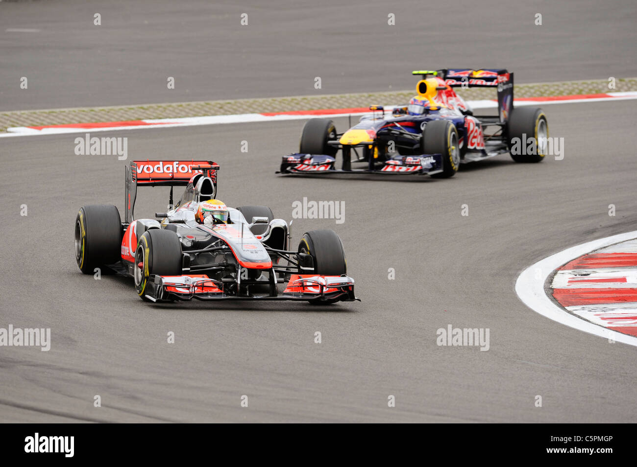 Lewis Hamilton davanti a Mark Webber durante il tedesco di Formula One Grand Prix 2011 Foto Stock