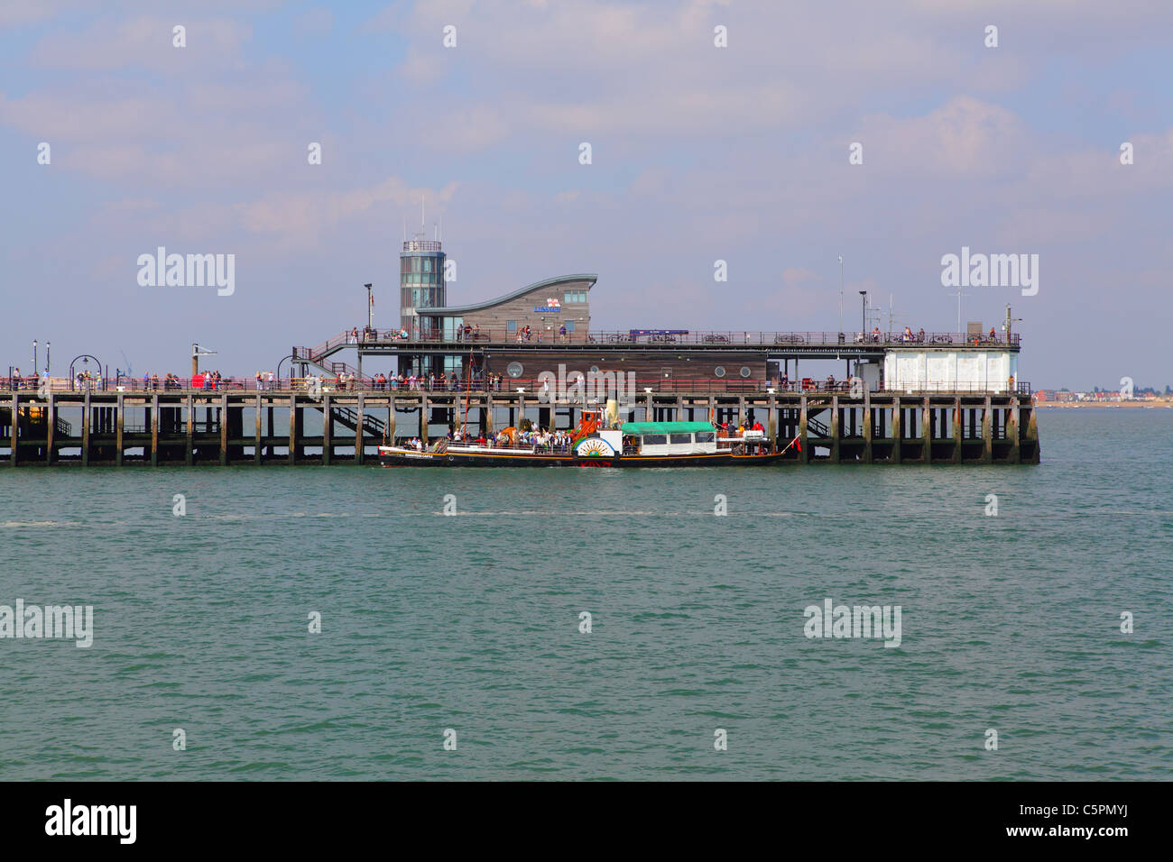 Southend Pier con Waverley Battello a Vapore, estuario del Tamigi, Essex, Regno Unito Foto Stock