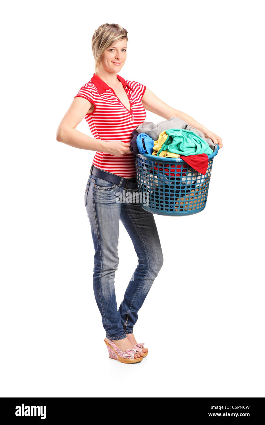 A piena lunghezza Ritratto di una giovane donna tenendo un cesto per la biancheria Foto Stock