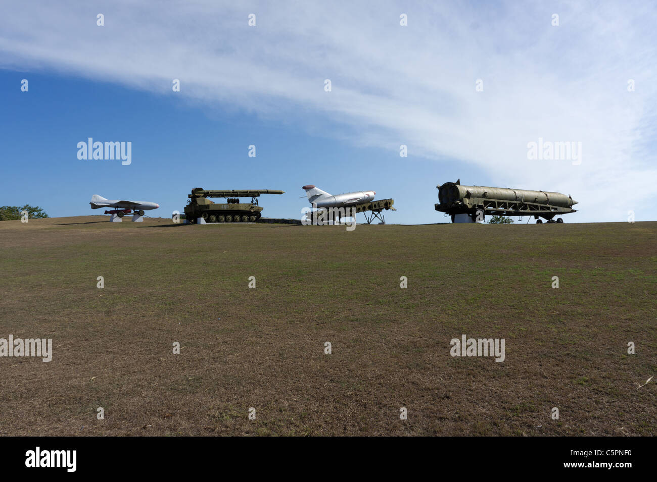 Visualizzazione delle armi di grandi dimensioni (tra cui il russo SS4 missile nucleare) al di fuori del museo militare nei pressi di La Cabaña, un forte in Havana, Cuba Foto Stock