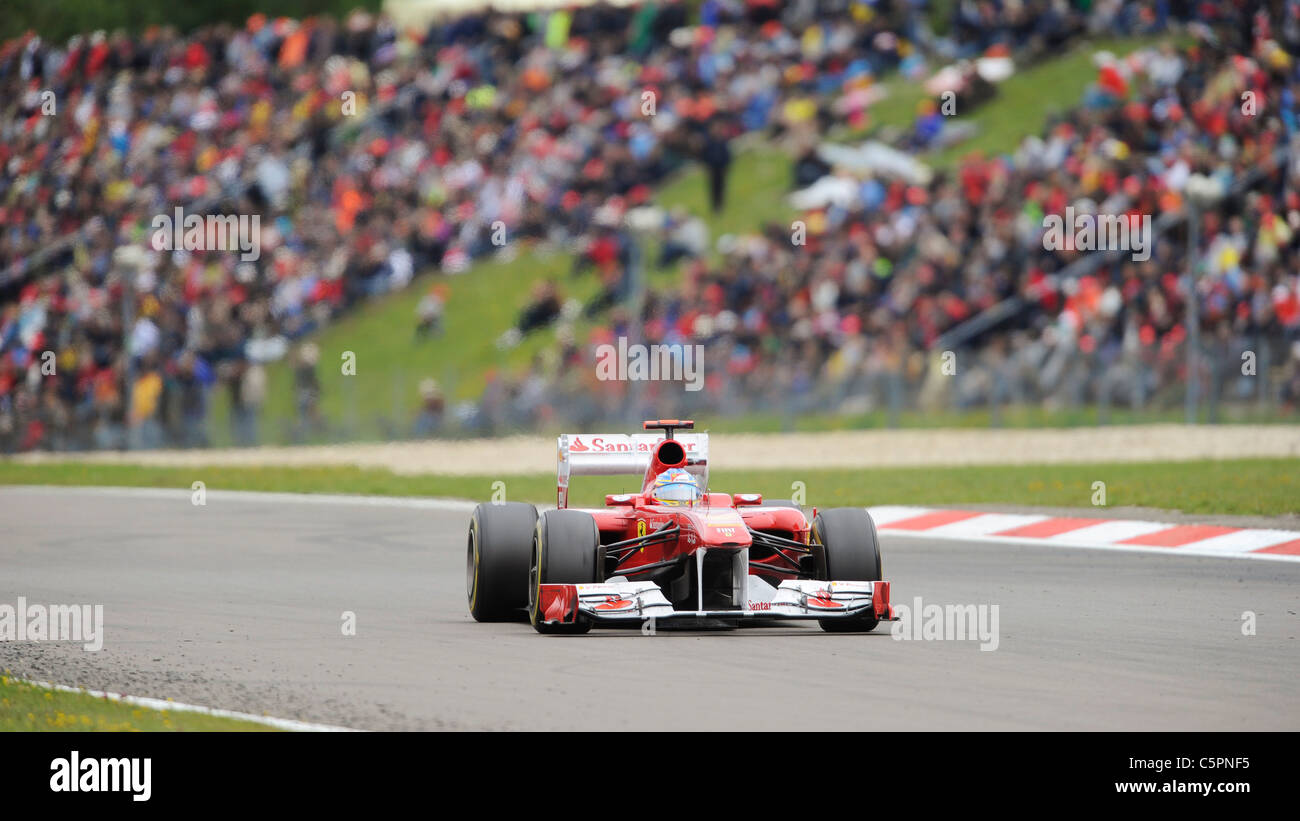 Fernando Alonso (ESP), Ferrari davanti la folla al tedesco di Formula One Grand Prix sul circuito Nürburgring racetrack in Germania Foto Stock
