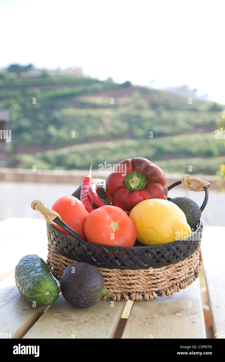 Cesto di frutta e verdura da un giardino spagnolo con caduta di Andalusia  Foto stock - Alamy