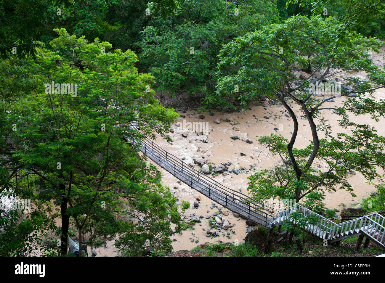 Ponte attraversa il fiume fangoso, Rancho Capomo, Las Palmas, Puerto Vallarta, Jalisco, Messico Foto Stock