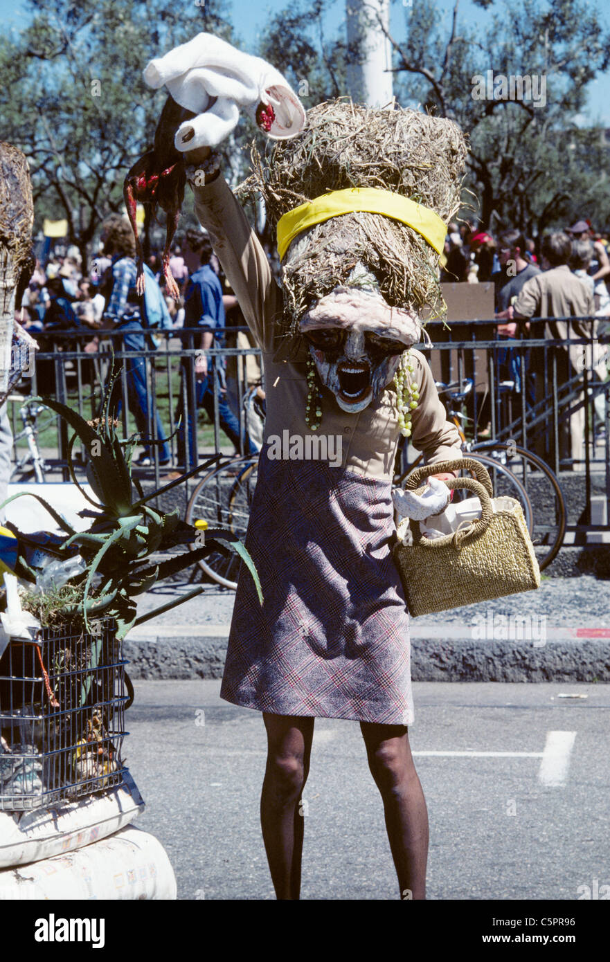 Anti-nuke demonstrator indossando maschera di brutto può contenere fino sanguinosa pollo in segno di protesta di energia nucleare Foto Stock