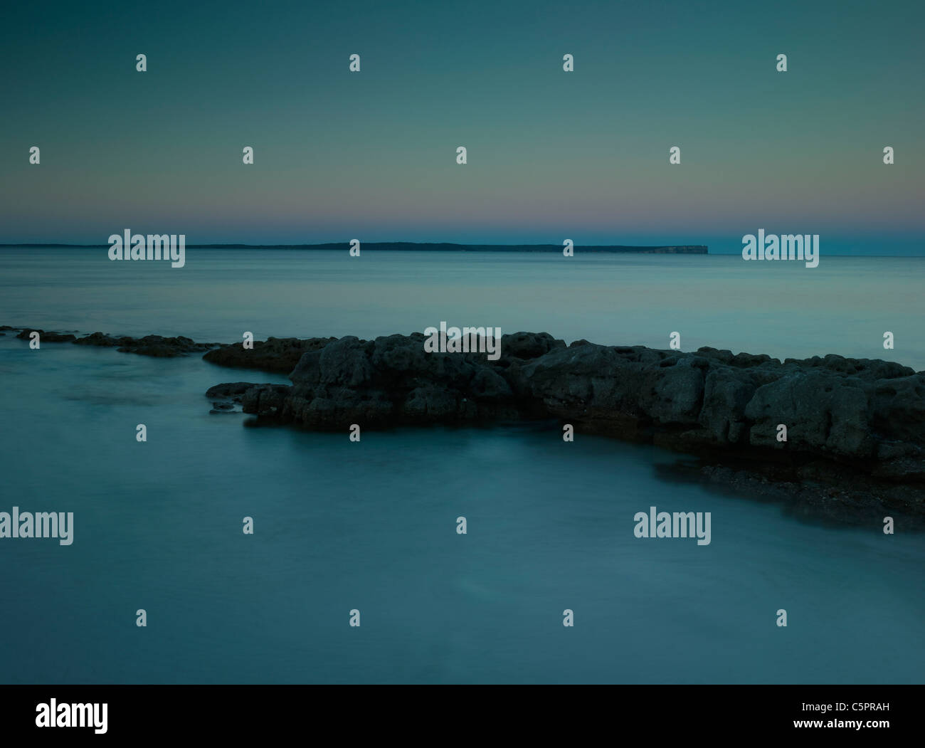 Ombra di massa con un incremento di oltre il Jervis Bay, con punto perpendicolare visibile all'orizzonte. Jervis Bay, NSW Australia Foto Stock