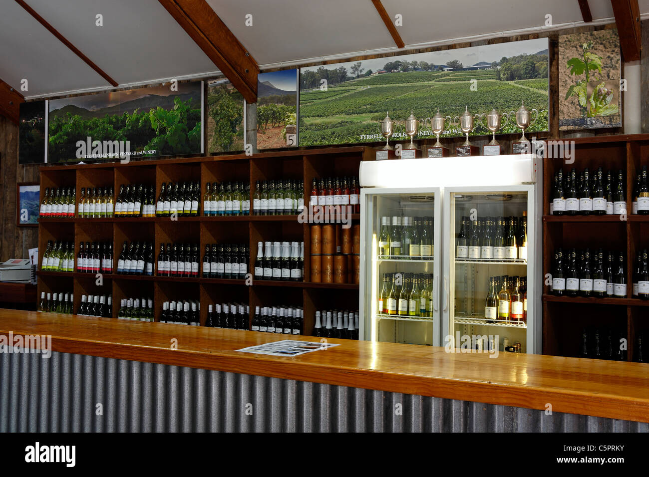 Bottiglie di vino a Tyrrell cantina. La Hunter Valley, NSW, Australia Foto Stock