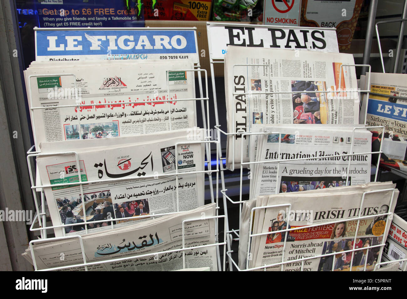 Quotidiani internazionali per la vendita in edicola in London, England, Regno Unito Foto Stock