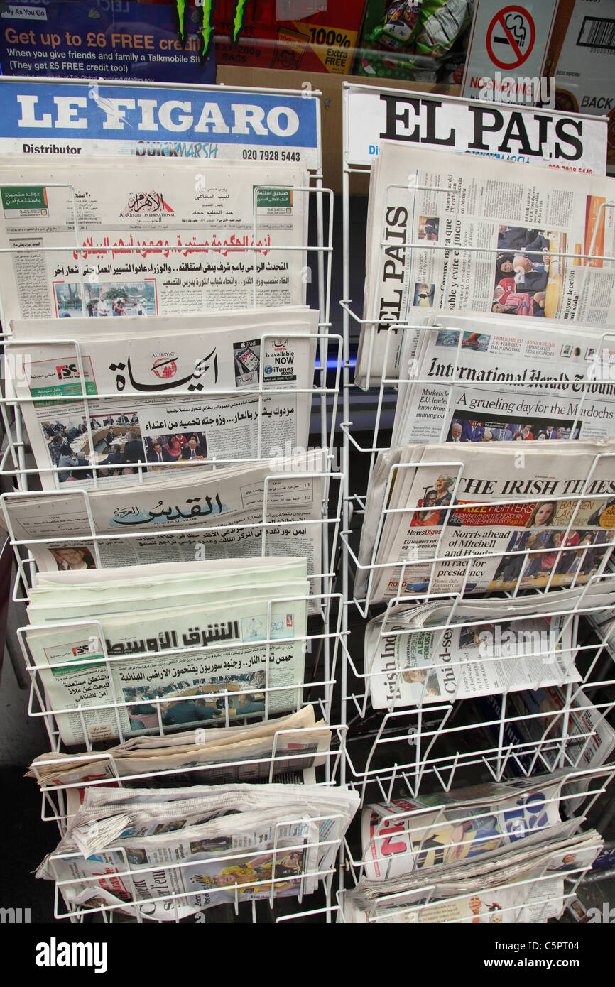Quotidiani internazionali per la vendita in edicola in London, England, Regno Unito Foto Stock