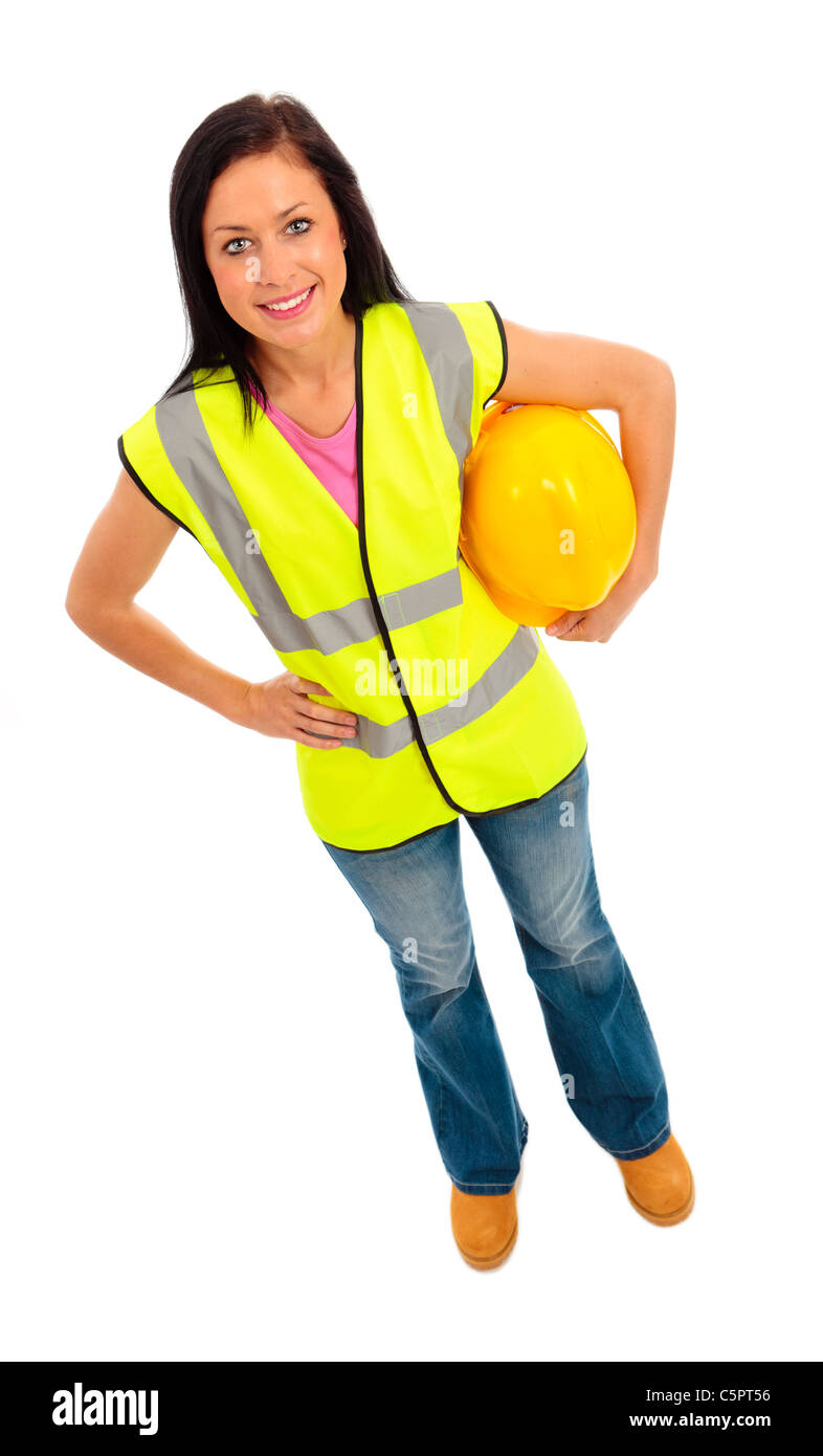 Giovane donna vestita in rosa top e jeans blu holding con una elevata sicurezza visability giacca e casco giallo Foto Stock