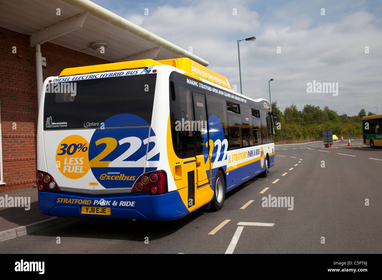 Ibrido diesel elettrico di autobus parcheggiato Stratford upon Avon park and ride Warwickshire, Regno Unito Foto Stock