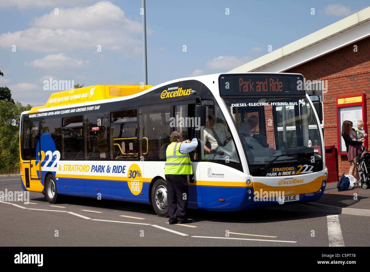 Ibrido diesel elettrico di autobus parcheggiato Stratford upon Avon park and ride Warwickshire, Regno Unito Foto Stock