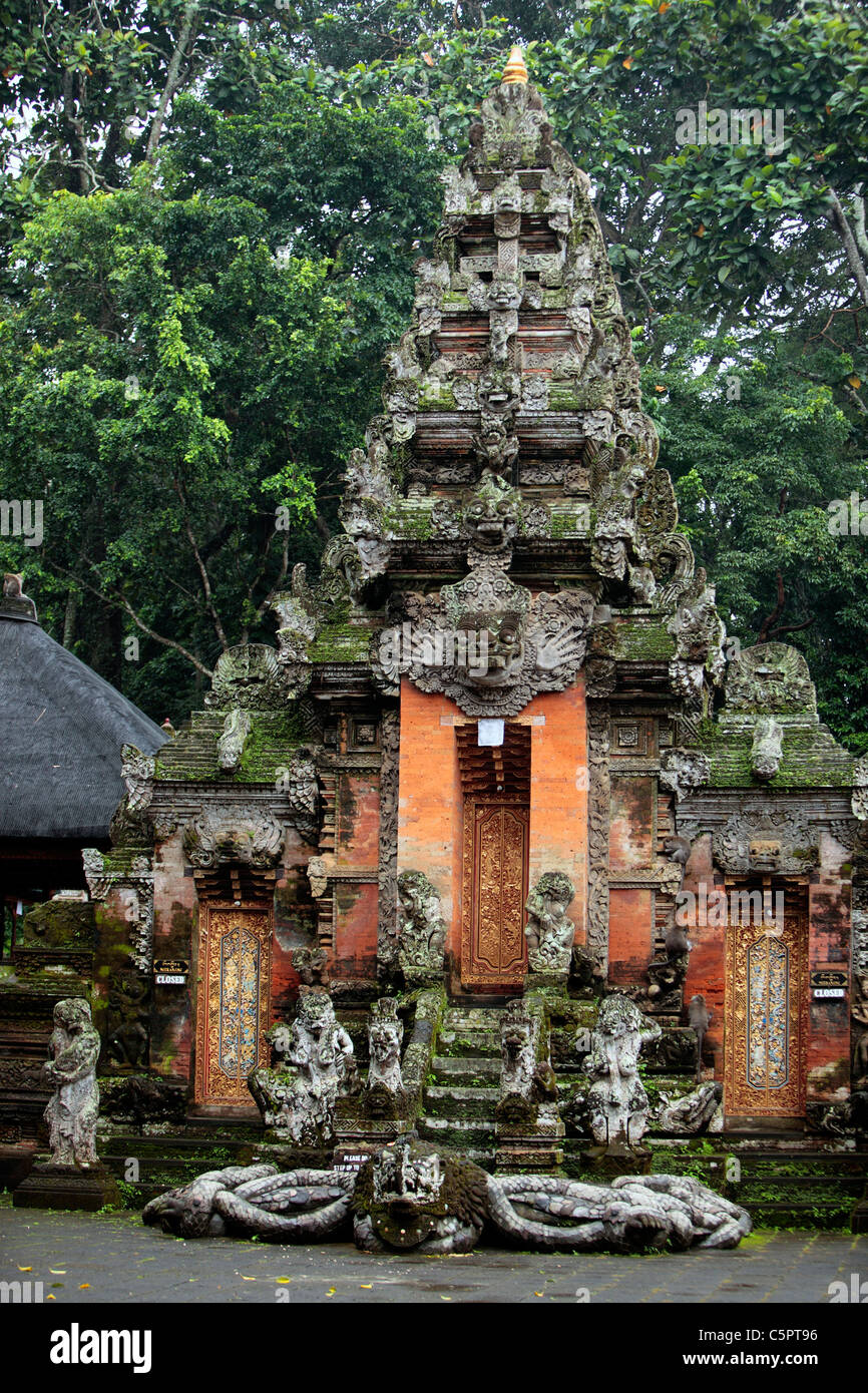 Tempio di morti, sacro Santuario della Foresta delle Scimmie, Ubud, Bali, Indonesia Foto Stock
