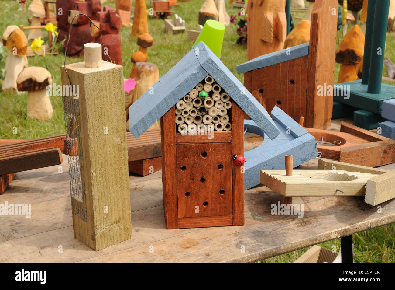 Aveva realizzato in legno scatola di bug per incoraggiare gli insetti in giardino Pmbrokeshire Galles Cymru REGNO UNITO GB Foto Stock