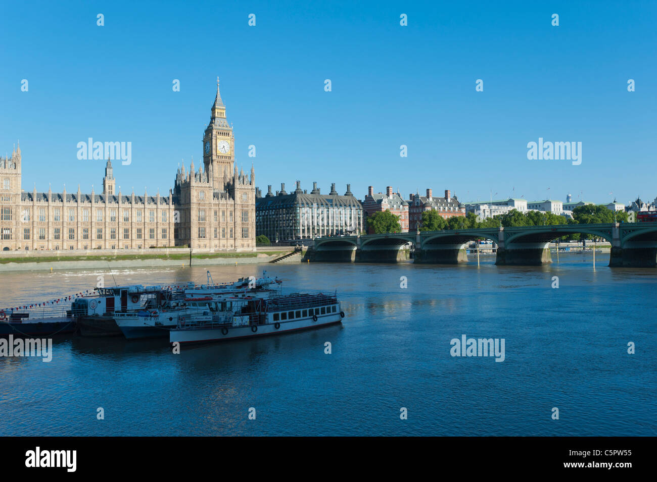 Le Case del Parlamento sul lato del fiume Tamigi in Westminster, Londra, Regno Unito. Mostrando anche Westminster Bridge. Foto Stock