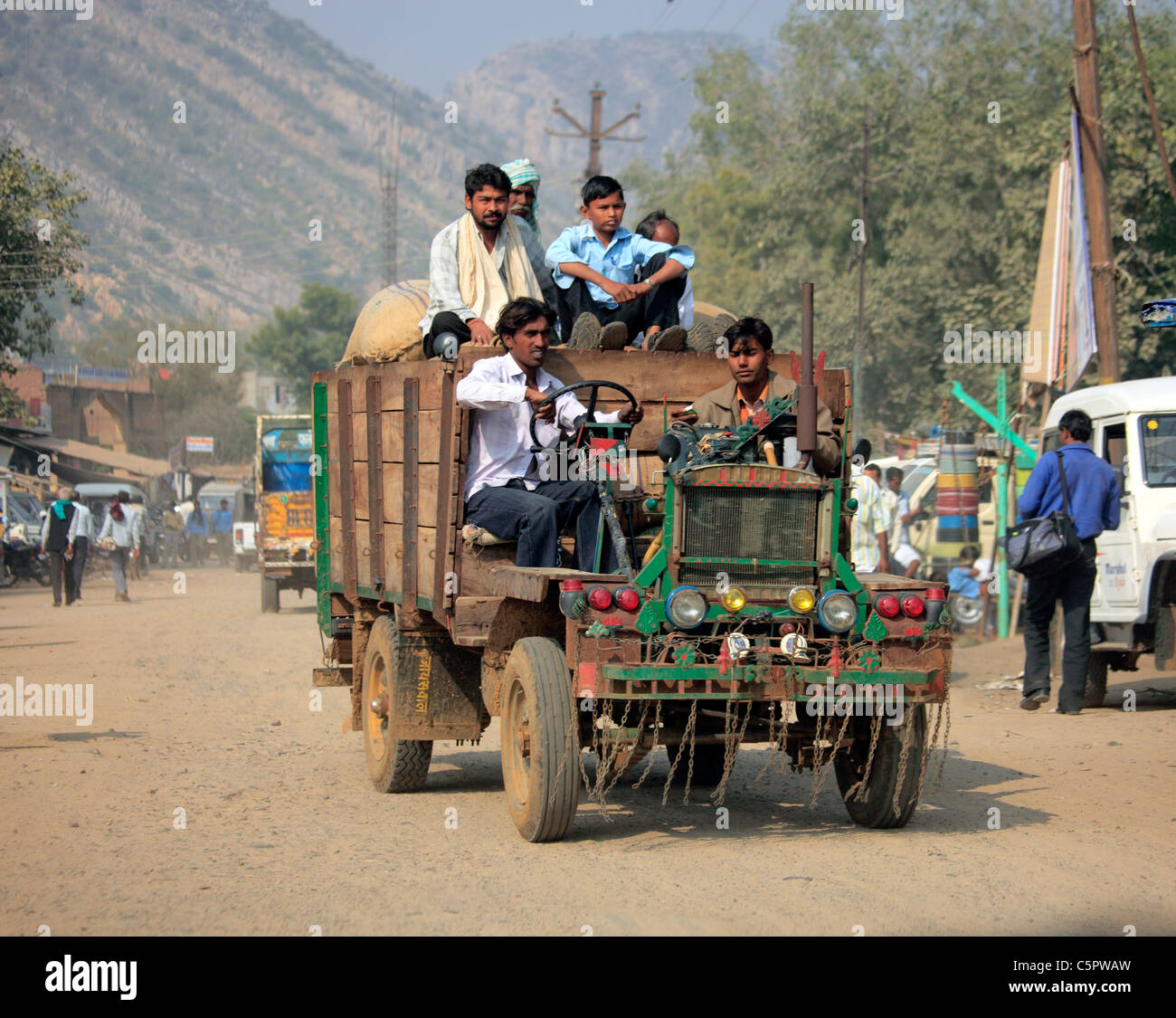 Il trattore su strada, Rajasthan, India Foto Stock