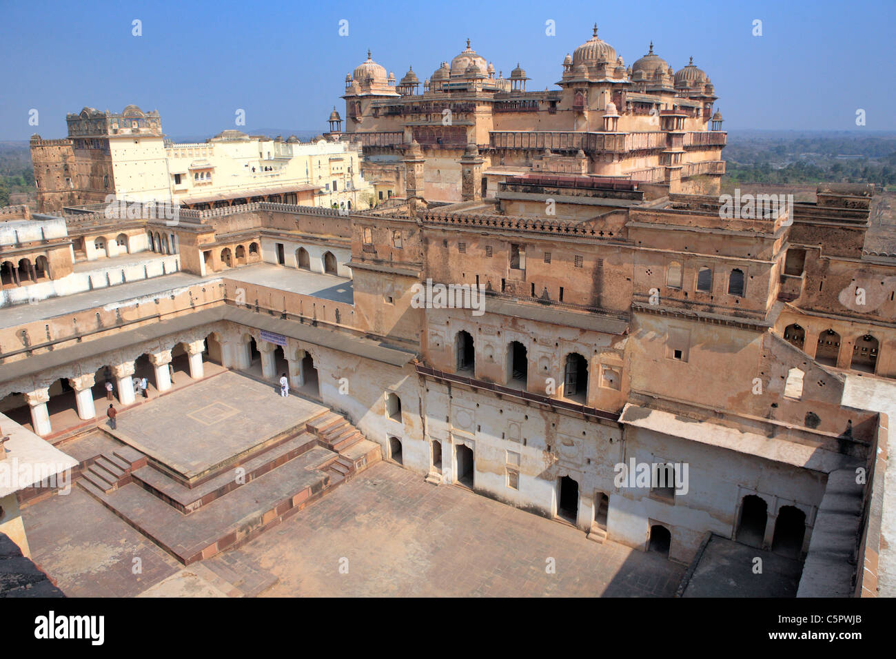 Ram Raja palace (fine XVI sec.)., in background - Jahangiri mahal (inizio XVII C.), Orchha, Madhya Pradesh, India Foto Stock