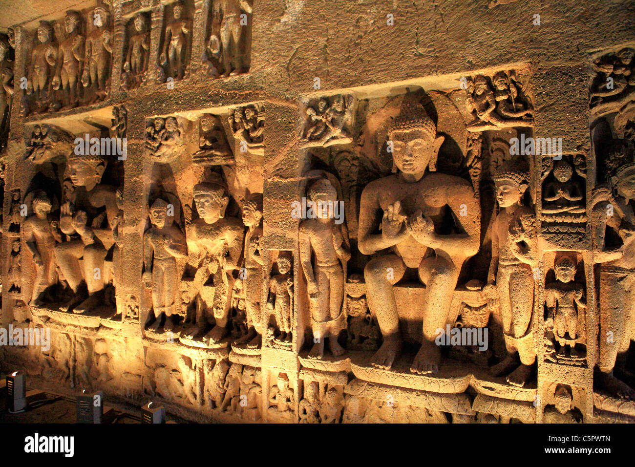 Grotte, monastero buddista (V secolo), il sito Patrimonio Mondiale dell'UNESCO, Ajanta, India Foto Stock