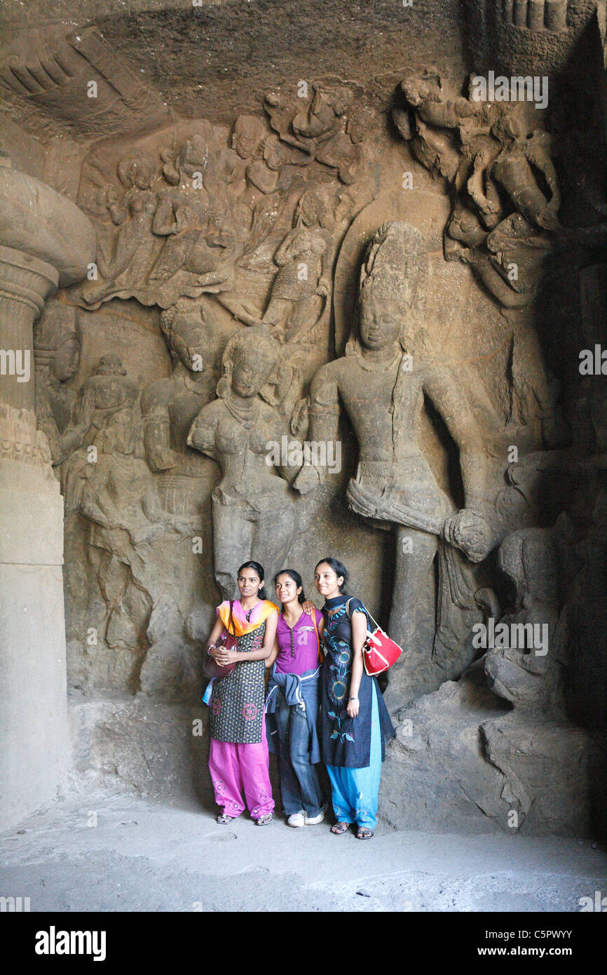 Tempio nella Grotta, scultura di Shiva Trimurti (VI secolo), il sito Patrimonio Mondiale dell'UNESCO, Isola di Elephanta vicino Bombay, India Foto Stock