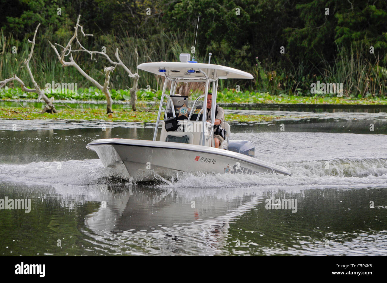 Lake County Sheriff pattugliano la catena di laghi a Leesburg, Florida. Foto Stock