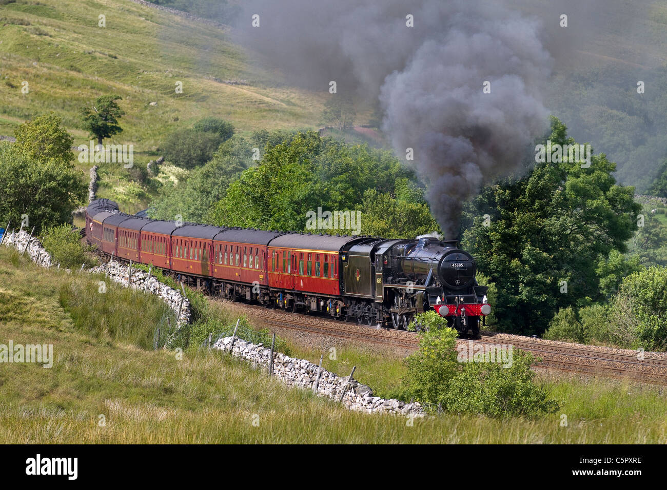 Stanier 'Black 5MT' vapore loco n. 45305 Conserve di British locomotiva a vapore a Ais Gill, Treno & carrelli sulla linea Settle-Carlisle, Cumbria, Regno Unito Foto Stock