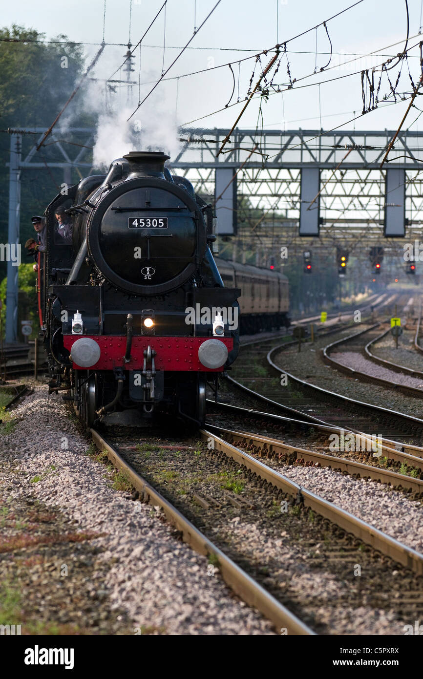 Naso di 1930 LMS Classe 5 nero (cinque) Stanier 'Black 5MT' vapore loco n. 45305 Conserve di British vapore locomotiva del treno in avvicinamento stazione di Preston Regno Unito Foto Stock Naso di 1930 LMS Classe 5 nero (cinque) Stanier 'Black 5MT' vapore loco n. 45305 Conserve di British vapore locomotiva del treno in avvicinamento stazione di Preston Regno Unito Foto Stock