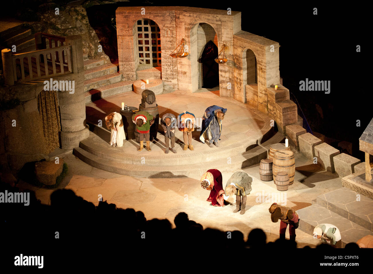 Gli artisti interpreti o esecutori inchinarsi davanti al pubblico alla fine dello spettacolo teatrale presso il Teatro Minack, Cornwall. Foto Stock