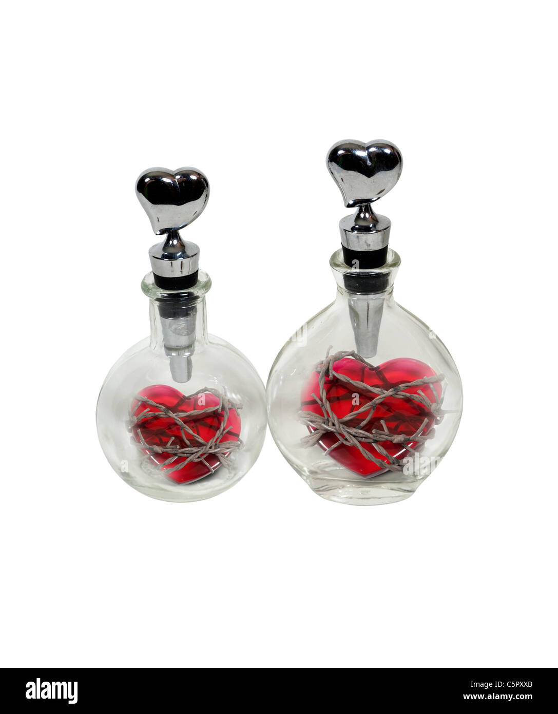Cuore spezzato pozioni contenenti i cuori avvolti nel filo spinato in bottiglie di vetro per guarire un cuore spezzato - percorso incluso Foto Stock