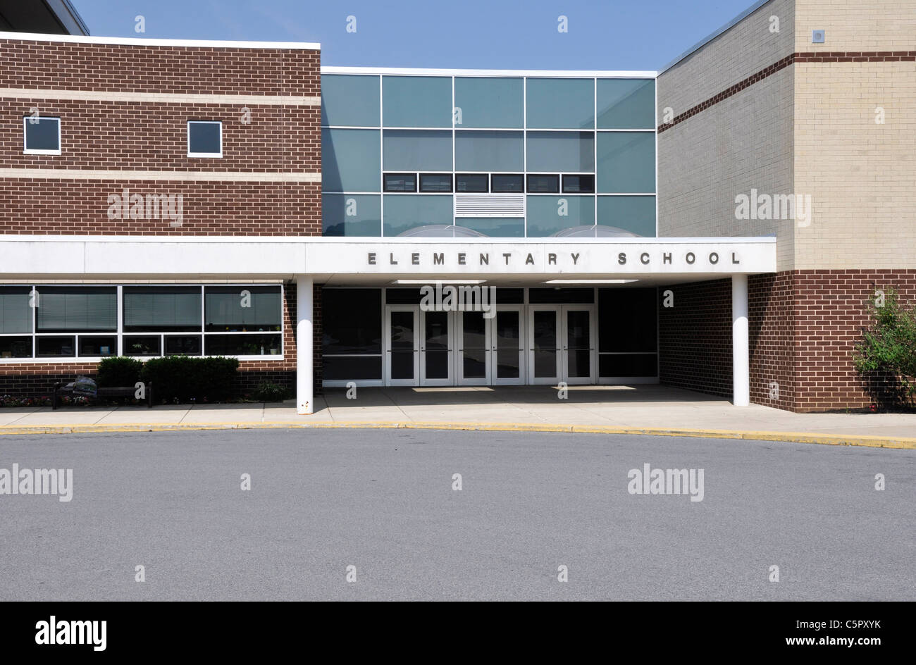 L'esterno di una moderna scuola elementare Foto Stock