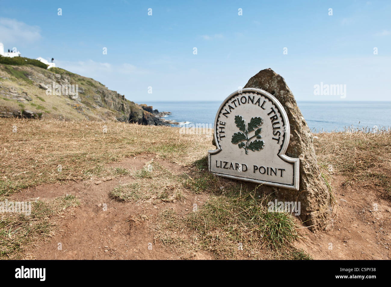 Un National Trust segno contro lo sfondo della costa al Lizard Point, Cornwall. (Solo uso editoriale). Foto Stock