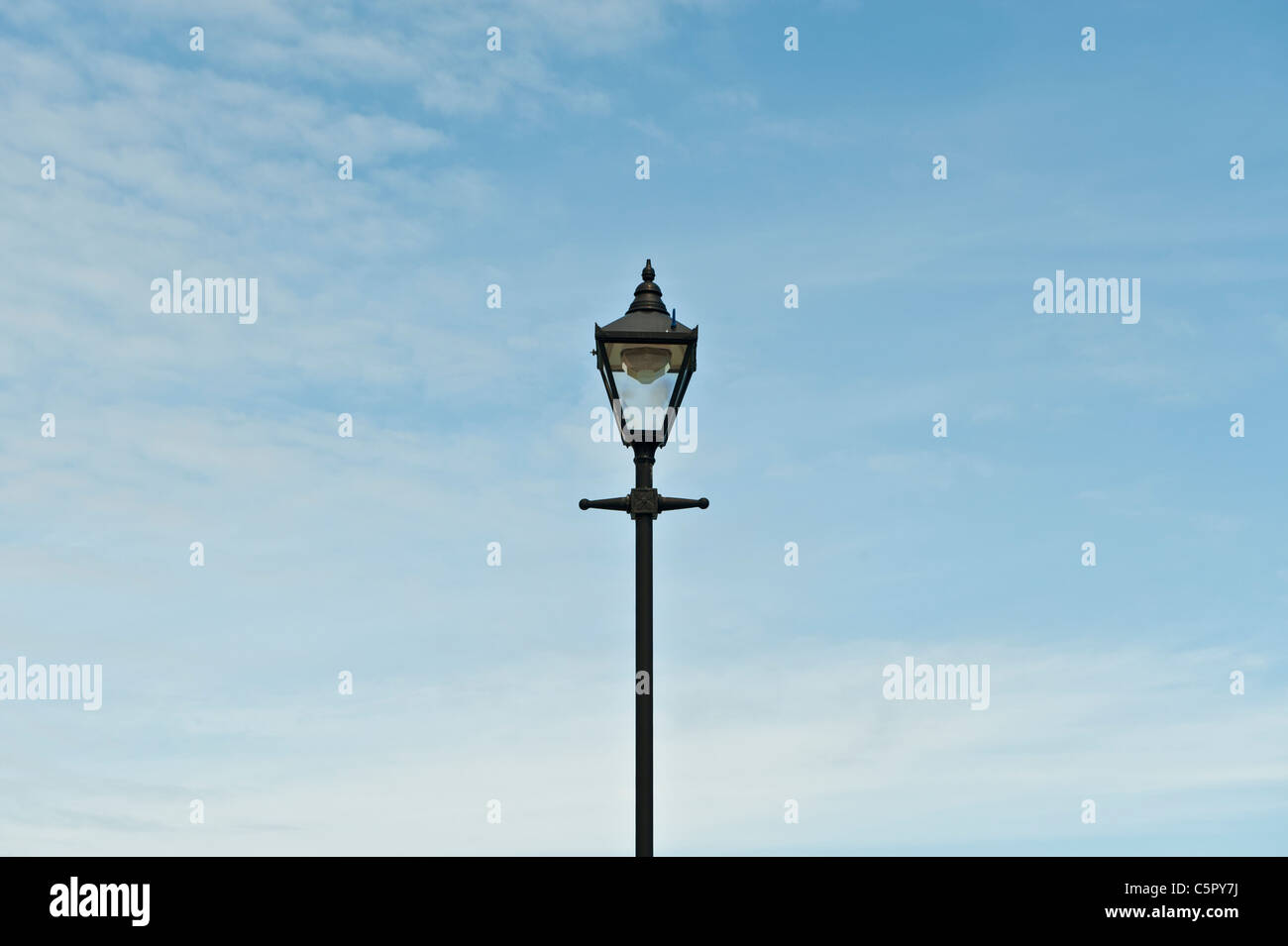 Un tradizionale britannica lampione contro quasi un cielo chiaro sfondo in St Ives, Cornwall. Foto Stock
