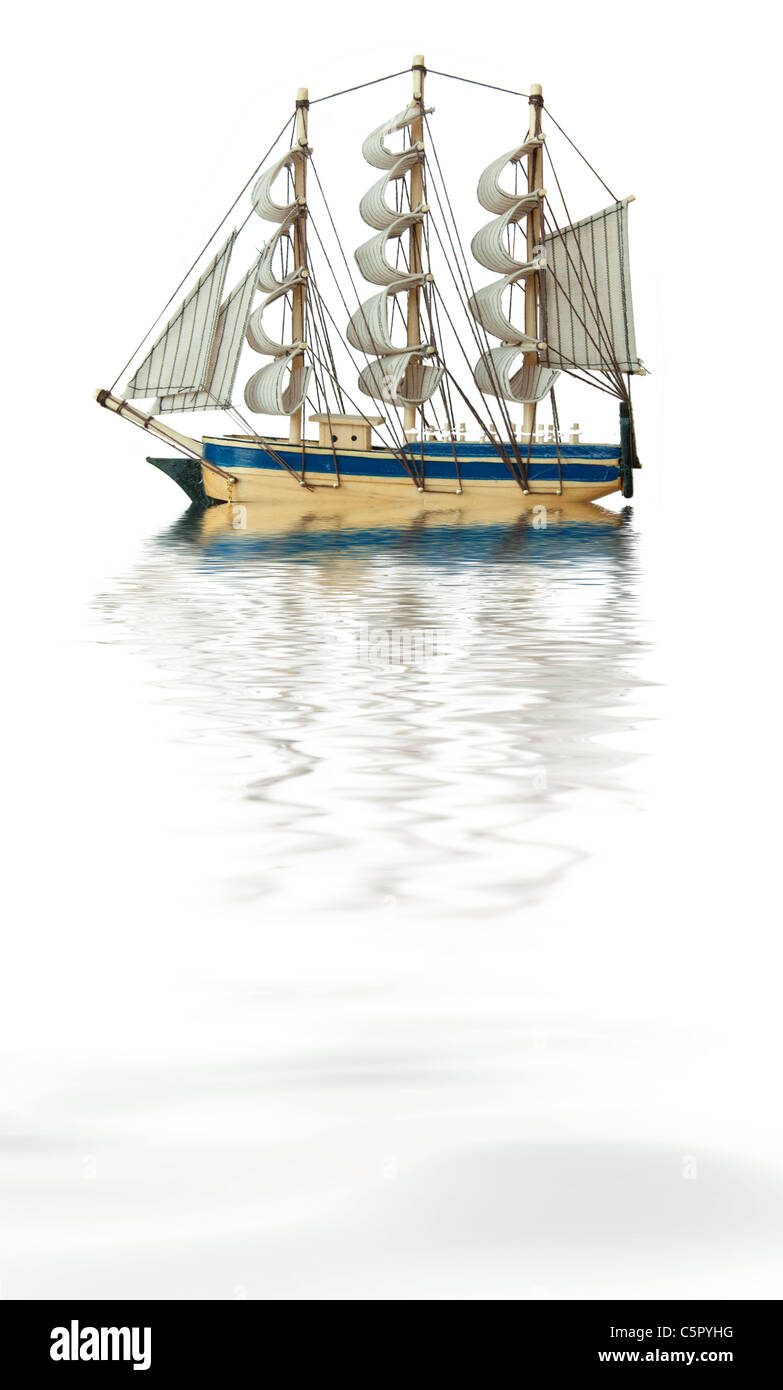 Il vecchio stile nave in acqua isolate su uno sfondo bianco Foto Stock