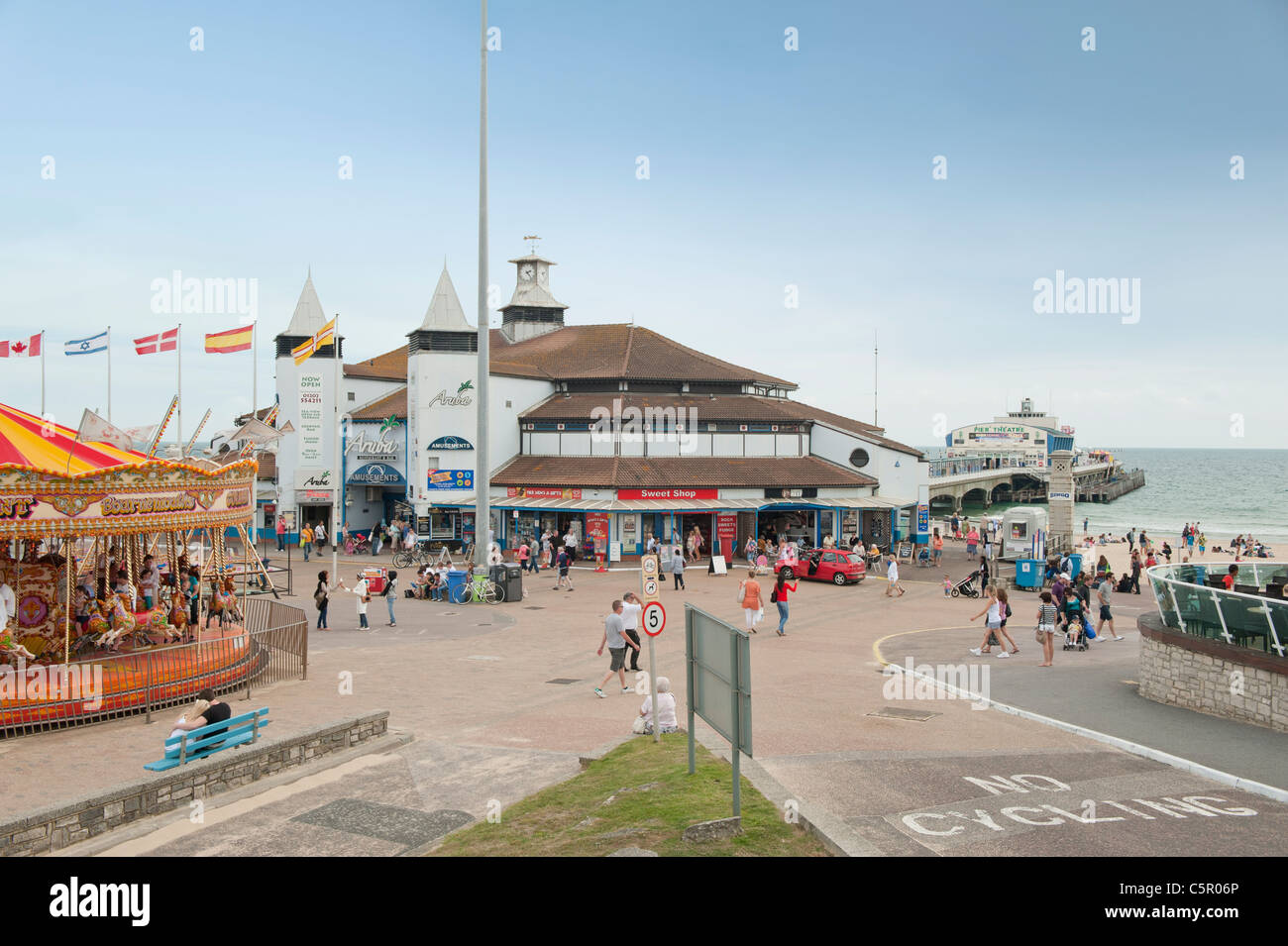 Una vista del Molo di Bournemouth Dorset, in un caldo giorno d'estate. Foto Stock