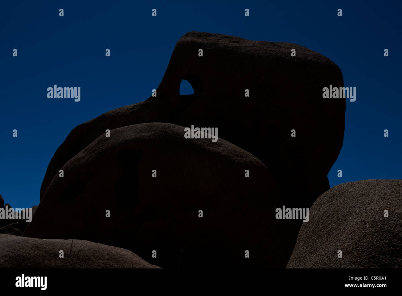 Silhouette di cranio Rock, Joshua Tree National Park, California, Stati Uniti d'America Foto Stock