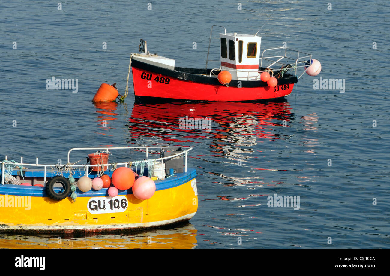 Barche da pesca in ormeggiato a ridosso del massiccio di Victorian Braye Harbour frangiflutti. Alderney, Isole del Canale, UK. Foto Stock