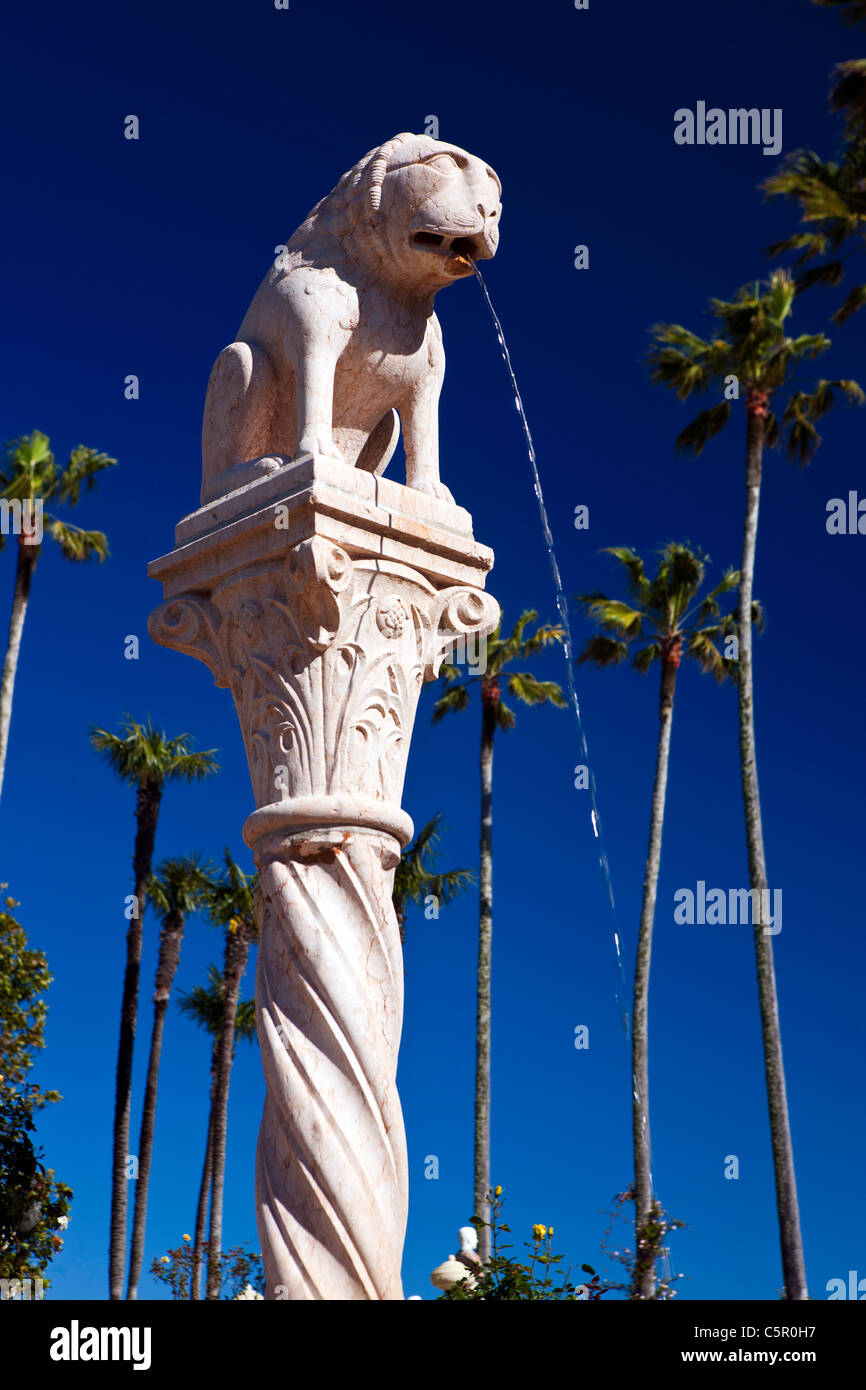 Fontana scolpita che sputano acqua nella parte anteriore delle palme, il Castello di Hearst, San Simeone, California, Stati Uniti d'America Foto Stock