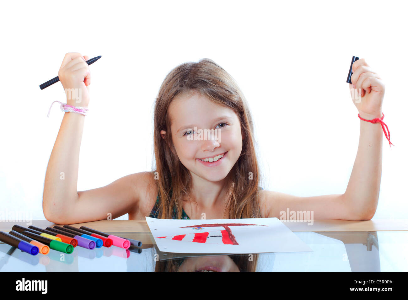 8 anno vecchia ragazza richiama un'immagine con marcatori Foto Stock