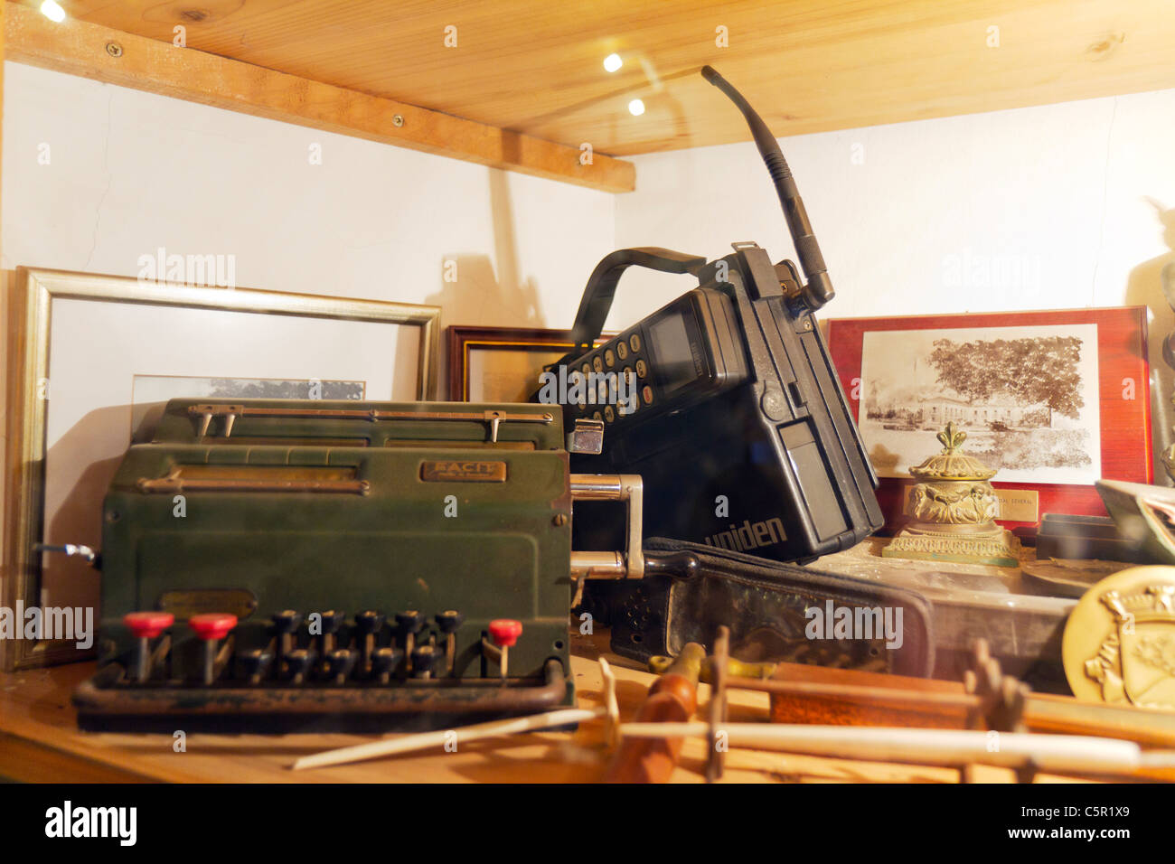 Vecchio telefono cellulare e i nastri inchiostratori per macchine da scrivere. Foto Stock