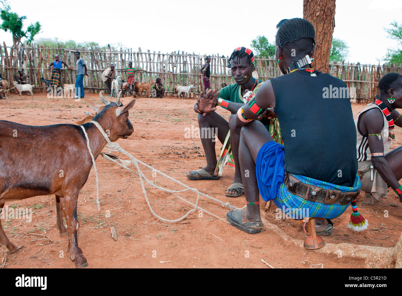 Un tribesman locale al mercato Dimeka nella bassa valle dell'Omo, l'Etiopia meridionale, Africa. Foto Stock