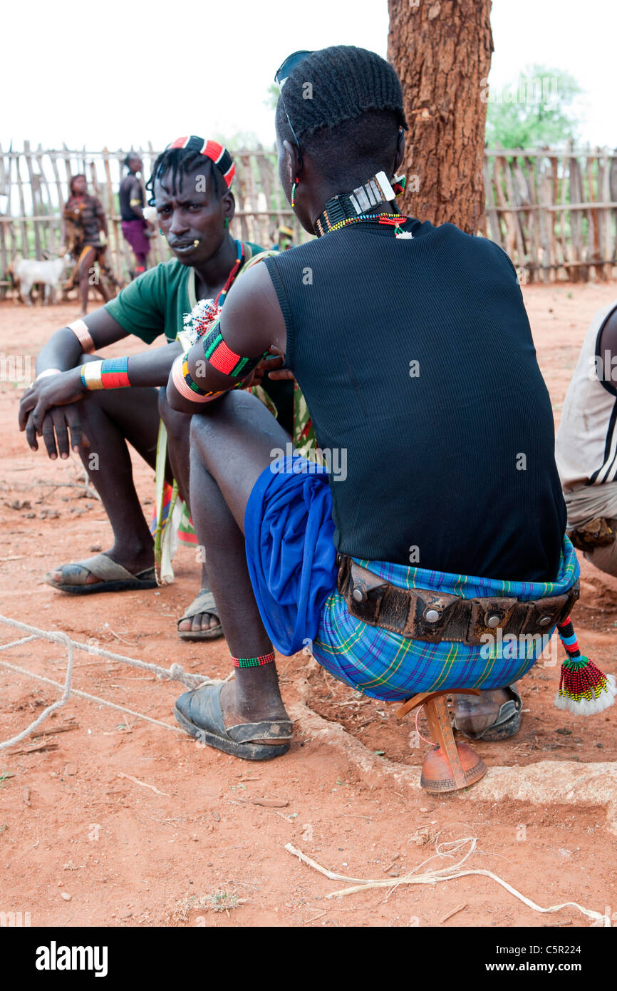 Un tribesman locale al mercato Dimeka nella bassa valle dell'Omo, l'Etiopia meridionale, Africa. Foto Stock