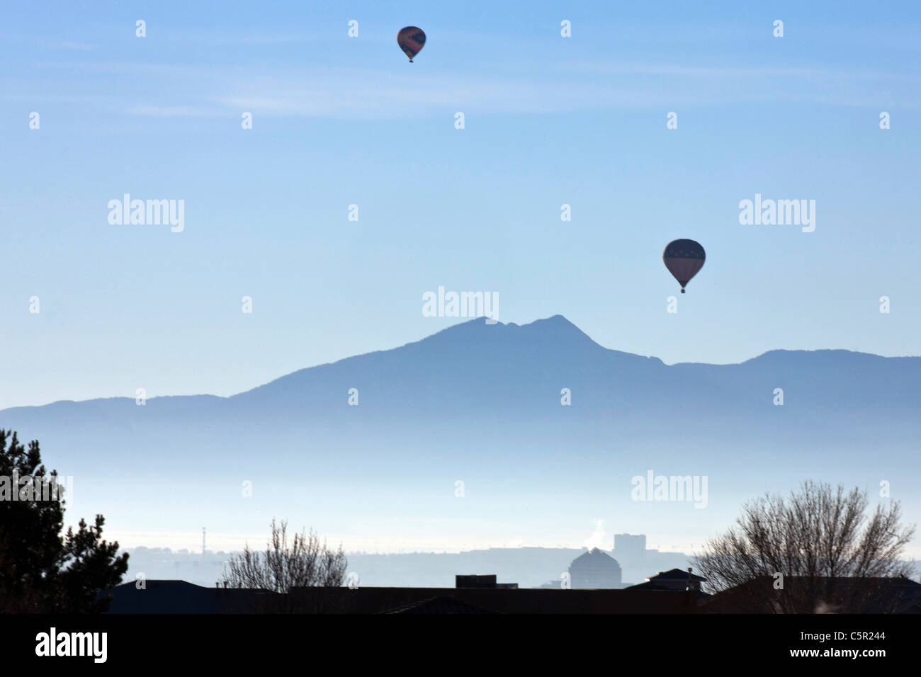 Due i palloni ad aria calda a sunrise con Sandia Mountains in background di Albuquerque, Nuovo Messico, Stati Uniti d'America Foto Stock