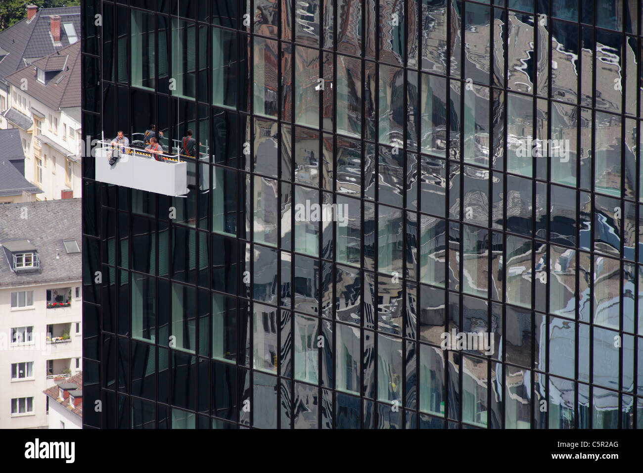 Detergenti per finestre della banca tedesca building di Francoforte avente una pausa Foto Stock