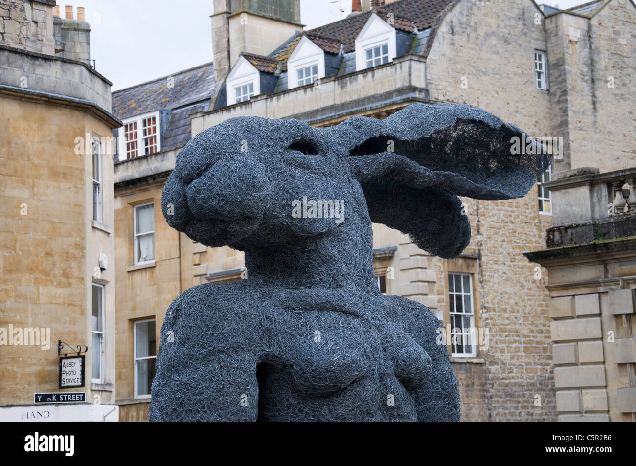 Arte all'aperto, gigantesca statua di coniglio a Bath, Inghilterra Foto Stock