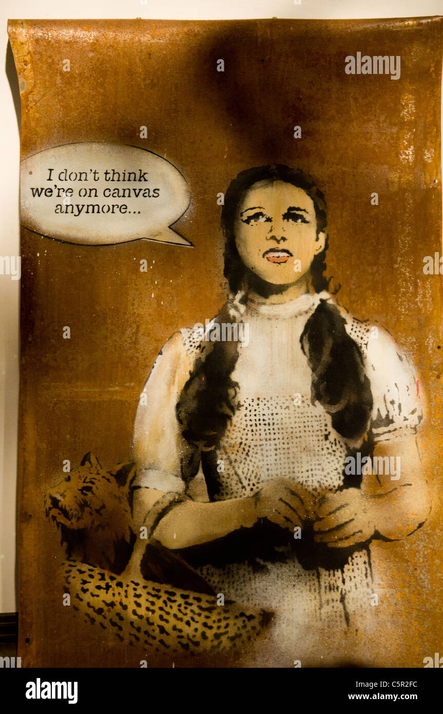 Banksy foto di Judy Garland come Dorothy Gale dal Wizard of Oz sul foglio di lamiera 'non credo che siamo su tela più..." Foto Stock