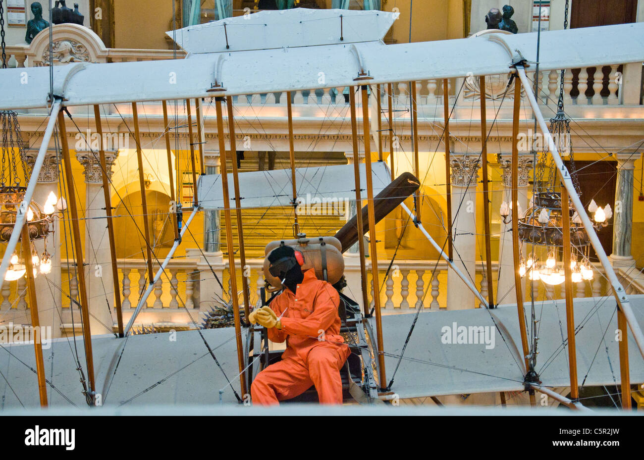 Banksy installazione del vecchio biplano con Guantanamo prigioniero escapee battenti si Foto Stock