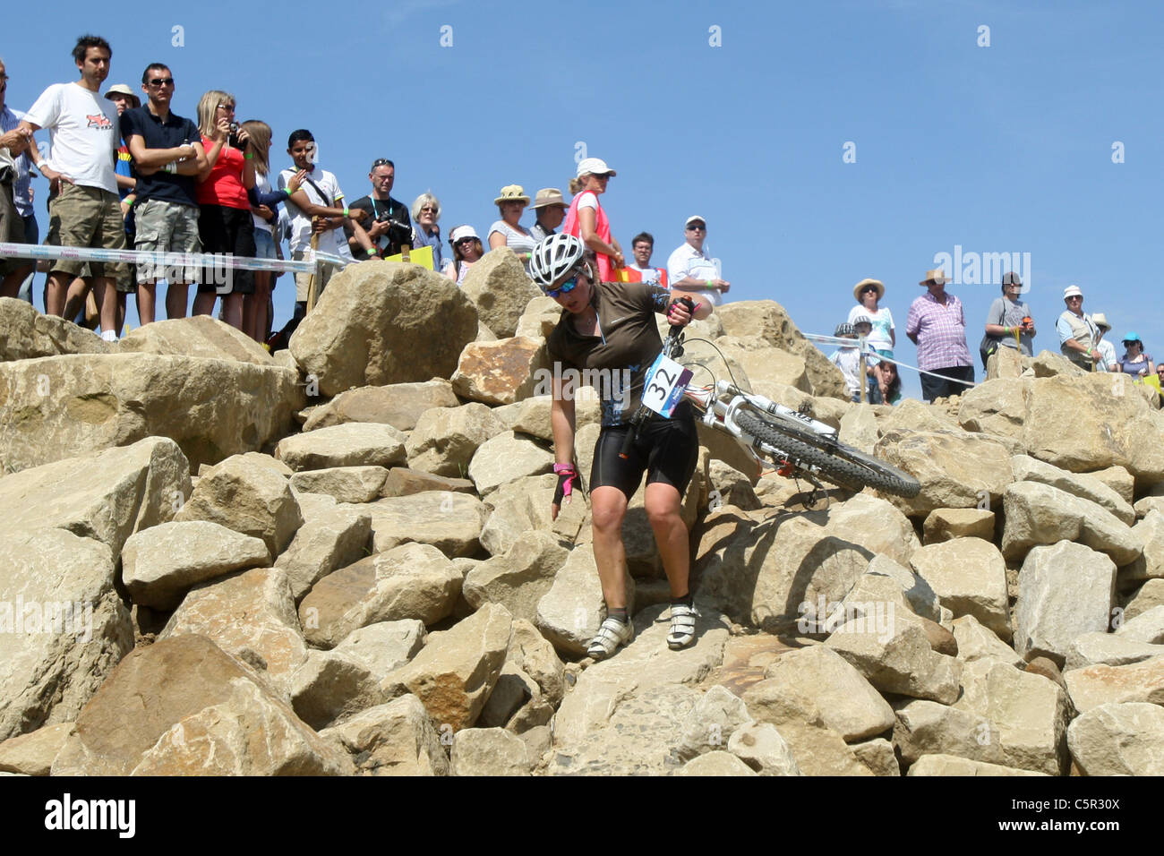 Womens gara a più di 6 giri. Maxine Filby GBR si blocca e la sua catena cade. Womens gara. Hadleigh Farm Mountain Bike Foto Stock Womens gara a più di 6 giri. Maxine Filby GBR si blocca e la sua catena cade. Womens gara. Hadleigh Farm Mountain Bike Foto Stock