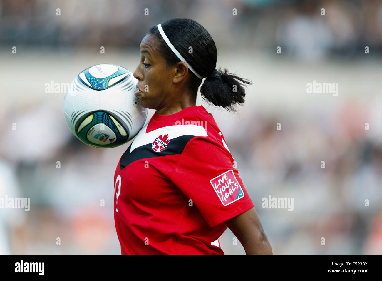 Candace Chapman del Canada porta la sfera verso il basso durante la partita di apertura del 2011 Coppa del Mondo Donne torneo di calcio. Foto Stock