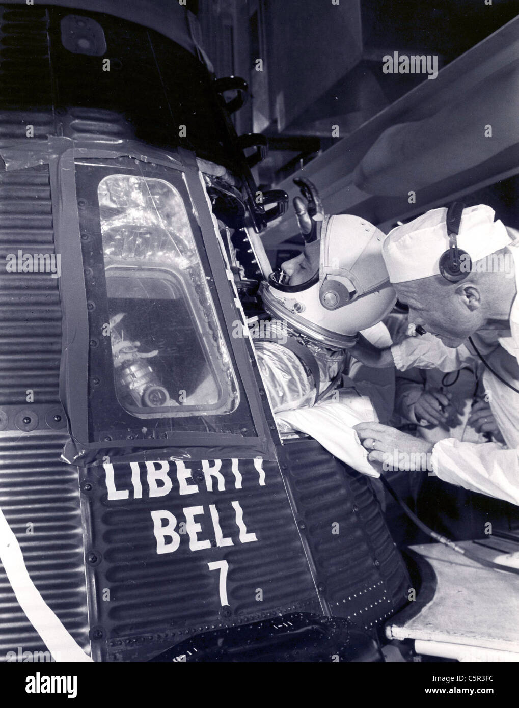 Astronauta Gus Grissom si arrampica nel suo 'Liberty Bell 7' navicella spaziale su luglio 21, 1961. Foto Stock